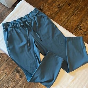Like New Lululemon Stretch Mid Rise 7/8 Length Pant, size 6 in Blue